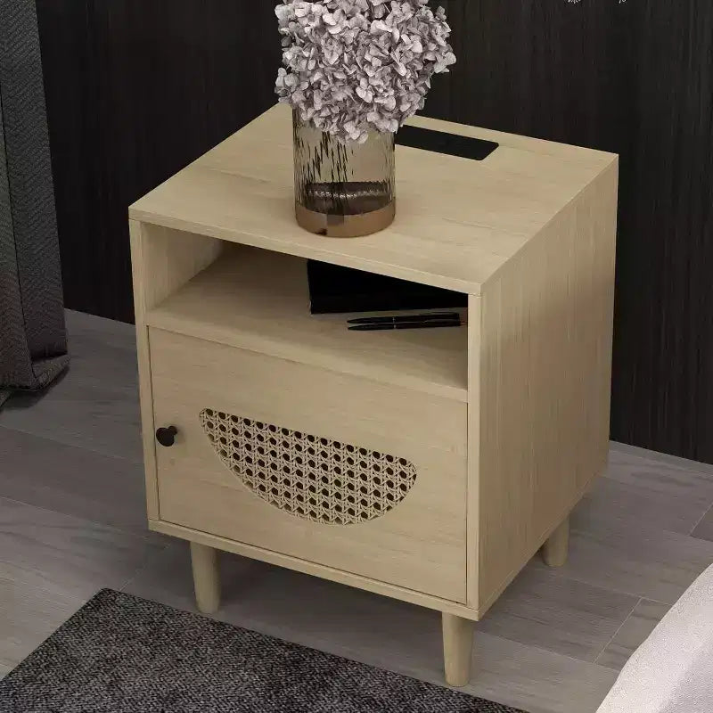 Comodino Bohemien in Rattan con Stazione di Ricarica | USB e Type-C | Gambe in Legno Massello