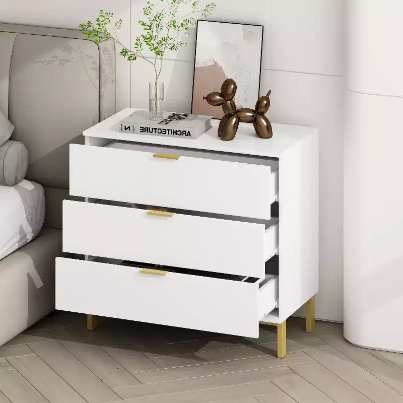Comodino grande con 3 cassetti e dettagli in metallo dorato | MDF bianco