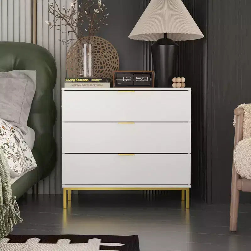 Comodino grande con 3 cassetti e dettagli in metallo dorato | MDF bianco