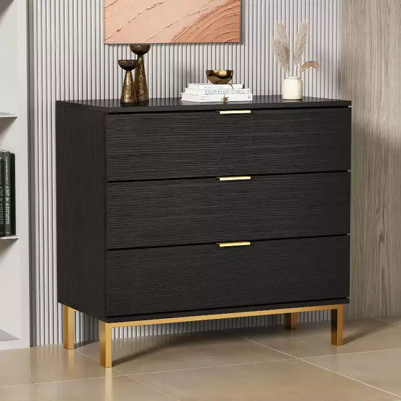 Comodino grande con 3 cassetti e dettagli in metallo dorato | MDF bianco
