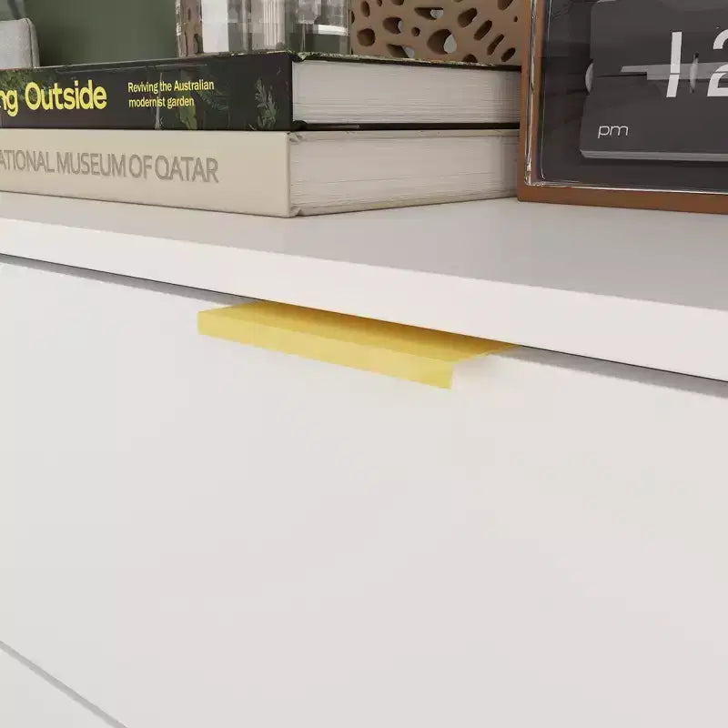 Comodino grande con 3 cassetti e dettagli in metallo dorato | MDF bianco