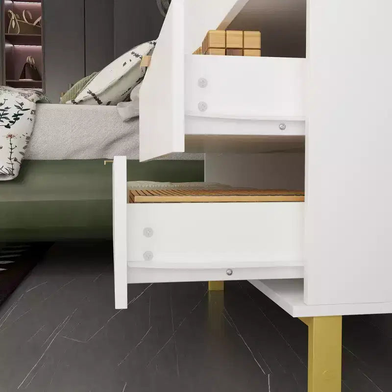 Comodino grande con 3 cassetti e dettagli in metallo dorato | MDF bianco