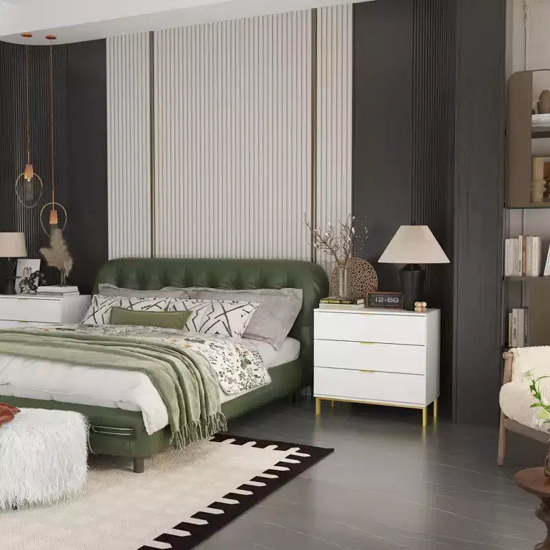 Comodino grande con 3 cassetti e dettagli in metallo dorato | MDF bianco
