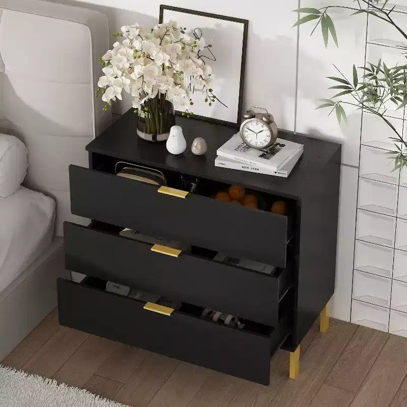Comodino grande con 3 cassetti e dettagli in metallo dorato | MDF bianco