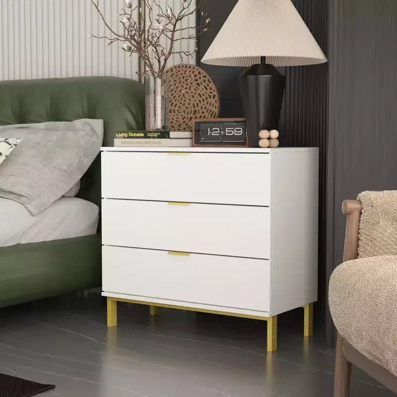 Comodino grande con 3 cassetti e dettagli in metallo dorato | MDF bianco