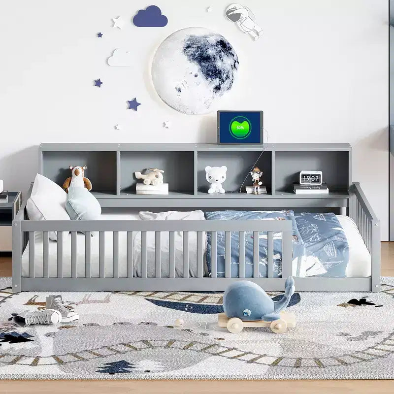 Letto a pavimento in legno Twin XL con armadietti e porte USB, letto a pavimento Montessori per bambini con recinzione