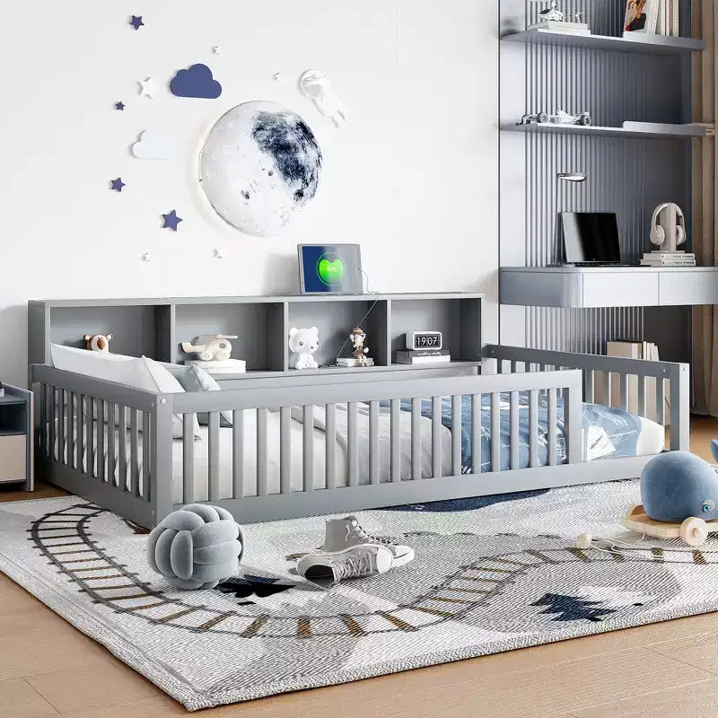Letto a pavimento in legno Twin XL con armadietti e porte USB, letto a pavimento Montessori per bambini con recinzione