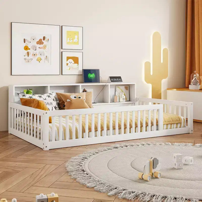 Letto a pavimento in legno Twin XL con armadietti e porte USB, letto a pavimento Montessori per bambini con recinzione