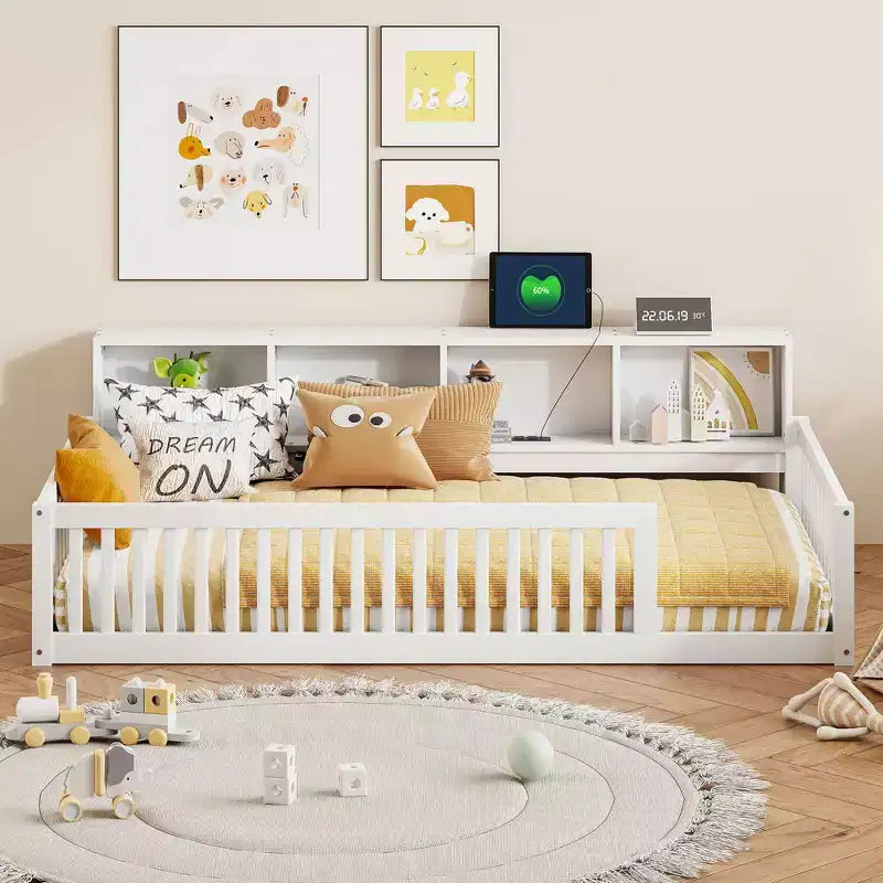 Letto a pavimento in legno Twin XL con armadietti e porte USB, letto a pavimento Montessori per bambini con recinzione