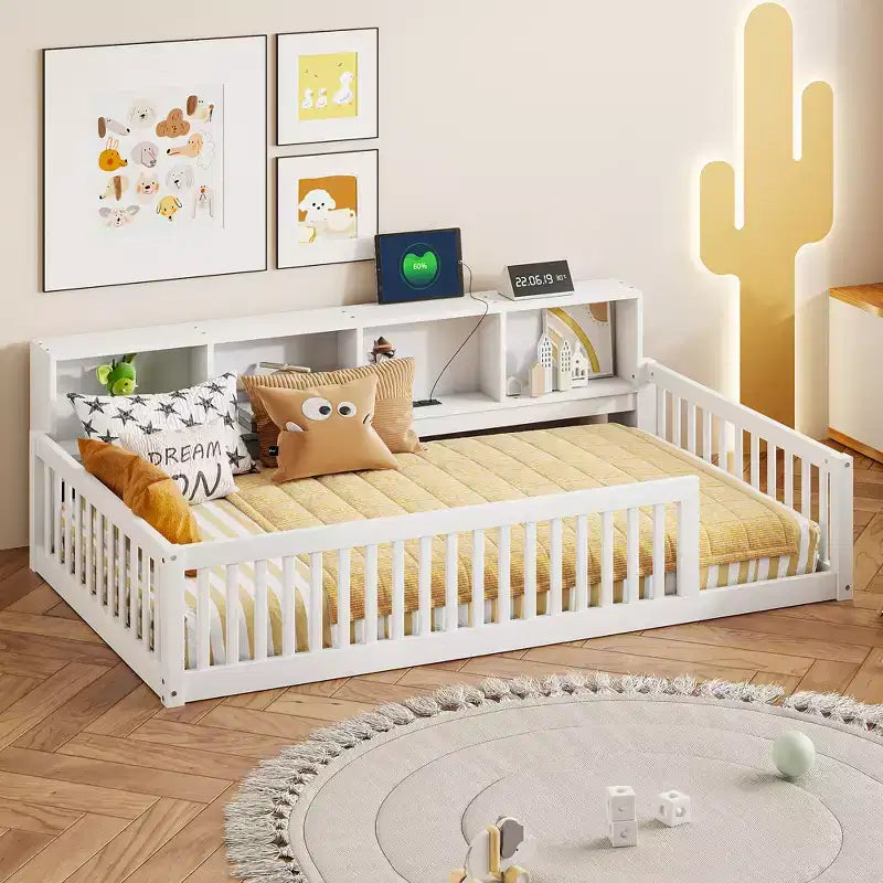 Letto a pavimento in legno Twin XL con armadietti e porte USB, letto a pavimento Montessori per bambini con recinzione