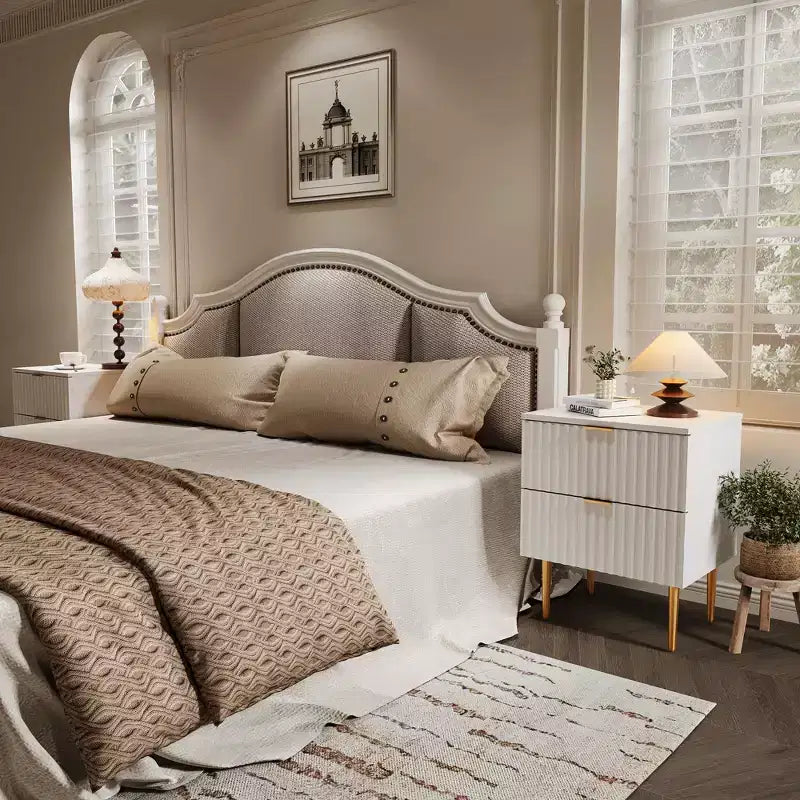 1 comodino moderno scanalato con stazione di ricarica e 2 cassetti, comodino oro e legno, tavolino piccolo con porte USB e prese per la camera da letto