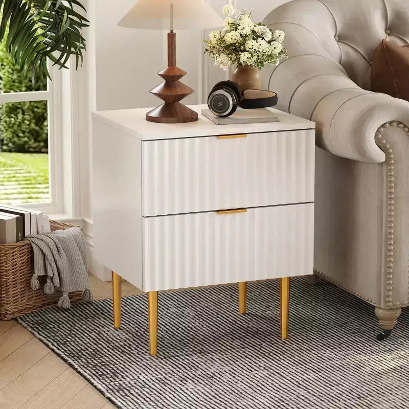 1 comodino moderno scanalato con stazione di ricarica e 2 cassetti, comodino oro e legno, tavolino piccolo con porte USB e prese per la camera da letto