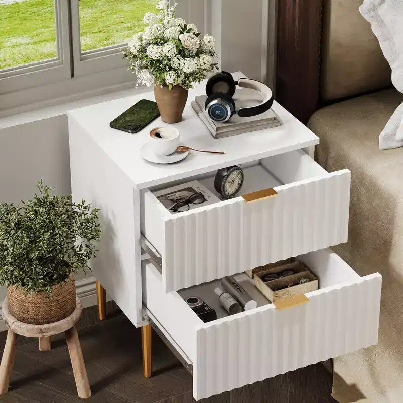 1 comodino moderno scanalato con stazione di ricarica e 2 cassetti, comodino oro e legno, tavolino piccolo con porte USB e prese per la camera da letto