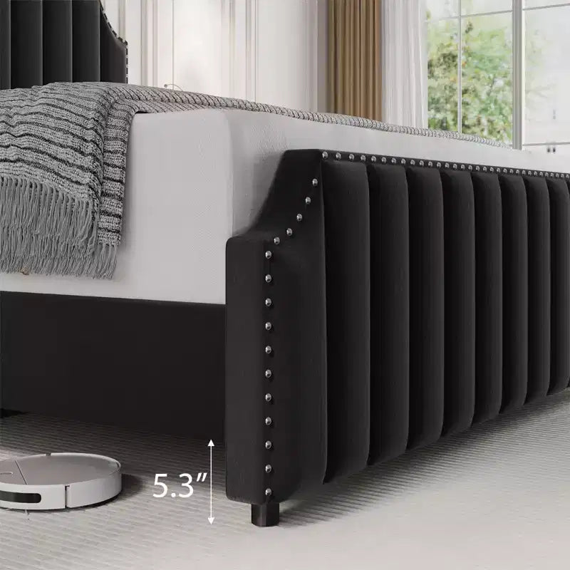 Letto a piattaforma Queen-size, con telaio imbottito in velluto, trapuntatura verticale, impreziosito da rivetti, non richiede materasso a molle, grigio.