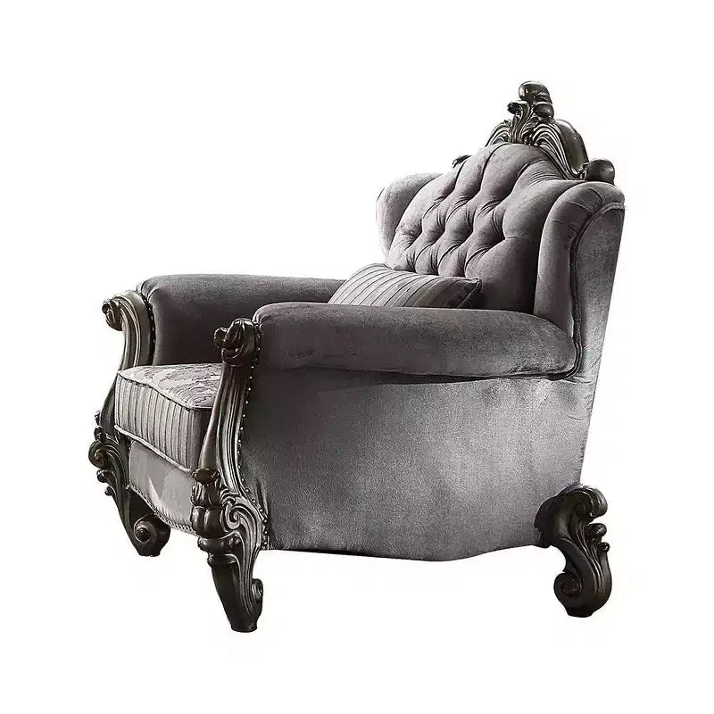 Poltrona Club in velluto Versailles con schienale trapuntato e borchie decorative | Platino antico