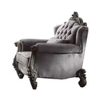 Poltrona Club in velluto Versailles con schienale trapuntato e borchie decorative | Platino antico
