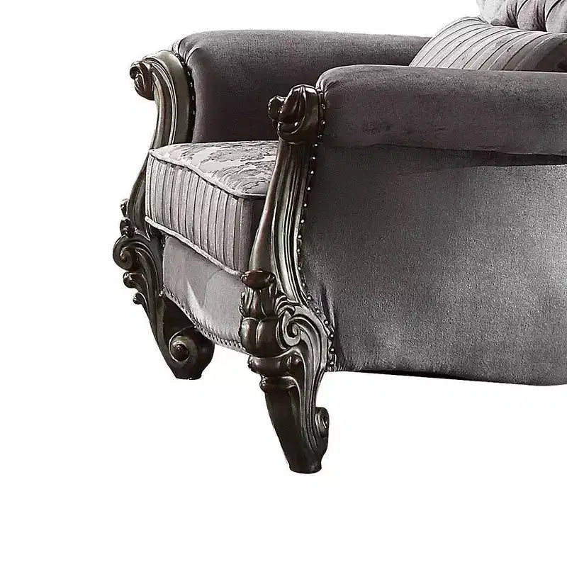 Poltrona Club in velluto Versailles con schienale trapuntato e borchie decorative | Platino antico
