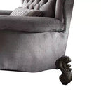 Poltrona Club in velluto Versailles con schienale trapuntato e borchie decorative | Platino antico