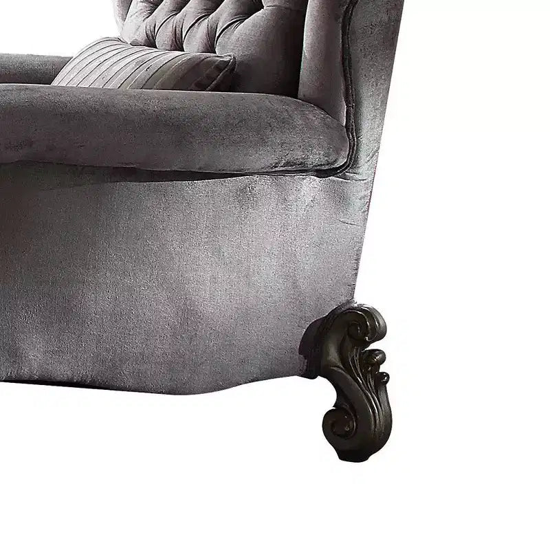 Poltrona Club in velluto Versailles con schienale trapuntato e borchie decorative | Platino antico