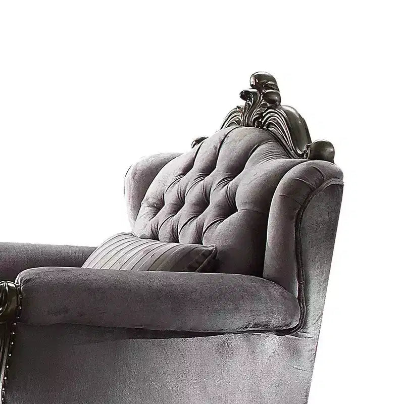 Poltrona Club in velluto Versailles con schienale trapuntato e borchie decorative | Platino antico