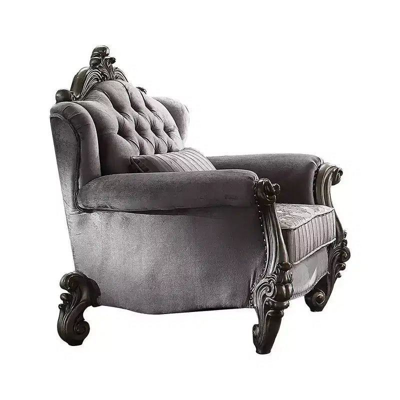 Poltrona Club in velluto Versailles con schienale trapuntato e borchie decorative | Platino antico