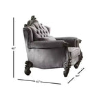 Poltrona Club in velluto Versailles con schienale trapuntato e borchie decorative | Platino antico