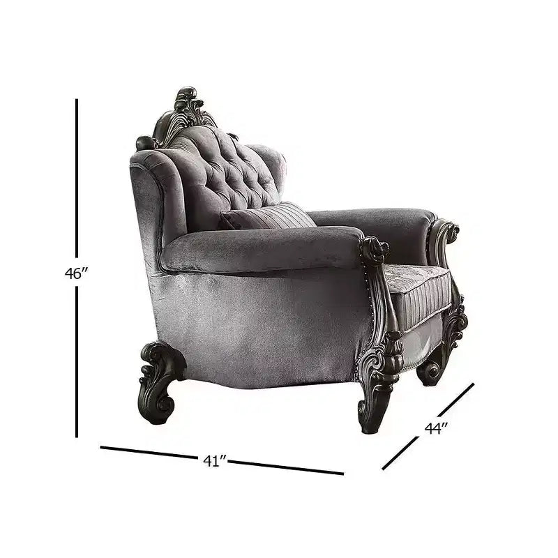 Poltrona Club in velluto Versailles con schienale trapuntato e borchie decorative | Platino antico